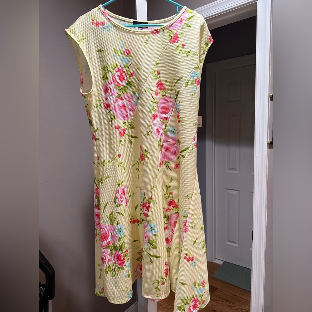NWT Floral Textured Sleeveless Top
